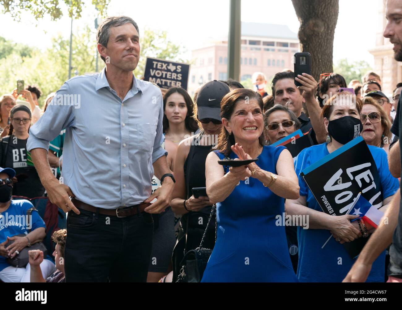 Austin, Texas, USA. Juni 2021. Fast tausend texanische Demokraten, darunter BETO O'ROUKE (l) und LUCI BAINES JOHNSON, demonstrieren vor dem State Capitol, um die im Kongress festgefahrenen Wahlrechtsentwürfe zu unterstützen und die republikanischen Bemühungen zu vereiteln, die Wählerregistrierung und den Zugang zu den Umfragen zu verhindern. Johnsons Vater, Lyndon Baines Johnson, unterzeichnete 1965 den Stimmrechtsakt. Kredit: Bob Daemmrich/Alamy Live Nachrichten Stockfoto