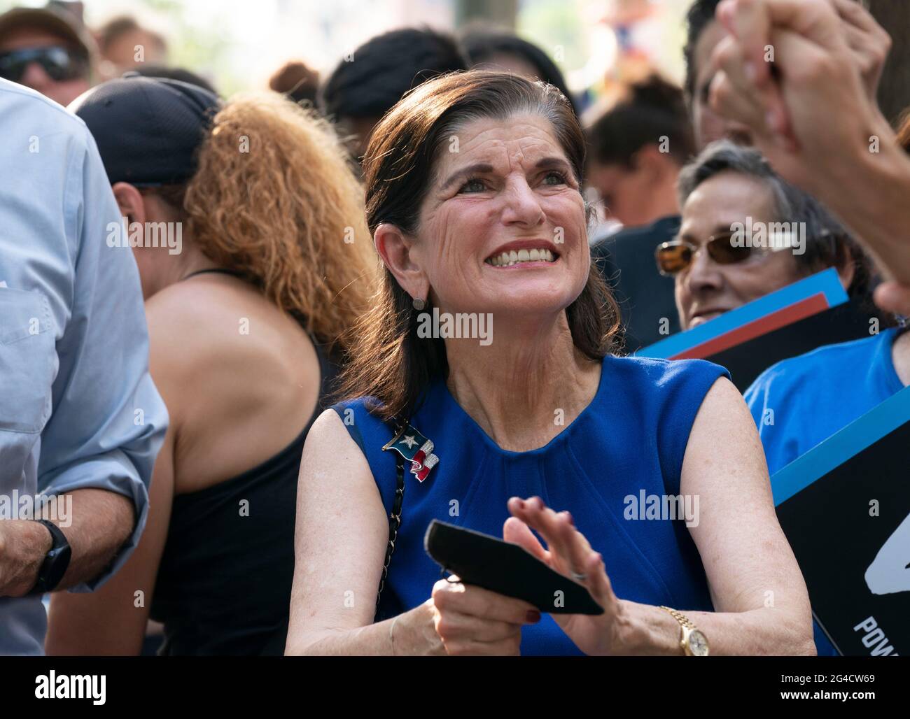 Austin, Texas, USA. Juni 2021. Fast eintausend texanische Demokraten, darunter auch die LUCI BAINES JOHNSON-Kundgebung vor dem State Capitol, die Wahlrechtsentwürfe unterstützt, die im Kongress ins Stocken geraten sind und die republikanischen Bemühungen anprangern, die Wählerregistrierung und den Zugang zu den Umfragen zu verhindern. Johnsons Vater, Lyndon Baines Johnson (LBJ), unterzeichnete den Stimmrechtsakt 1965, als er US-Präsident war. Kredit: Bob Daemmrich/Alamy Live Nachrichten Stockfoto