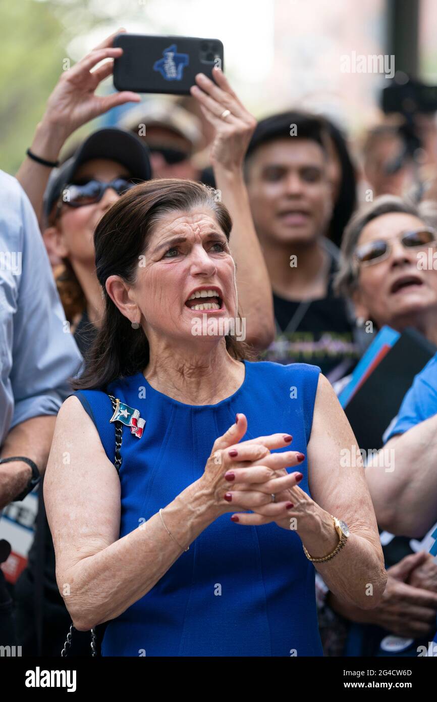 Austin, Texas, USA. Juni 2021. Fast eintausend texanische Demokraten, darunter auch die LUCI BAINES JOHNSON-Kundgebung vor dem State Capitol, die Wahlrechtsentwürfe unterstützt, die im Kongress ins Stocken geraten sind und die republikanischen Bemühungen anprangern, die Wählerregistrierung und den Zugang zu den Umfragen zu verhindern. Johnsons Vater, Lyndon Baines Johnson (LBJ), unterzeichnete den Stimmrechtsakt 1965, als er US-Präsident war. Kredit: Bob Daemmrich/Alamy Live Nachrichten Stockfoto