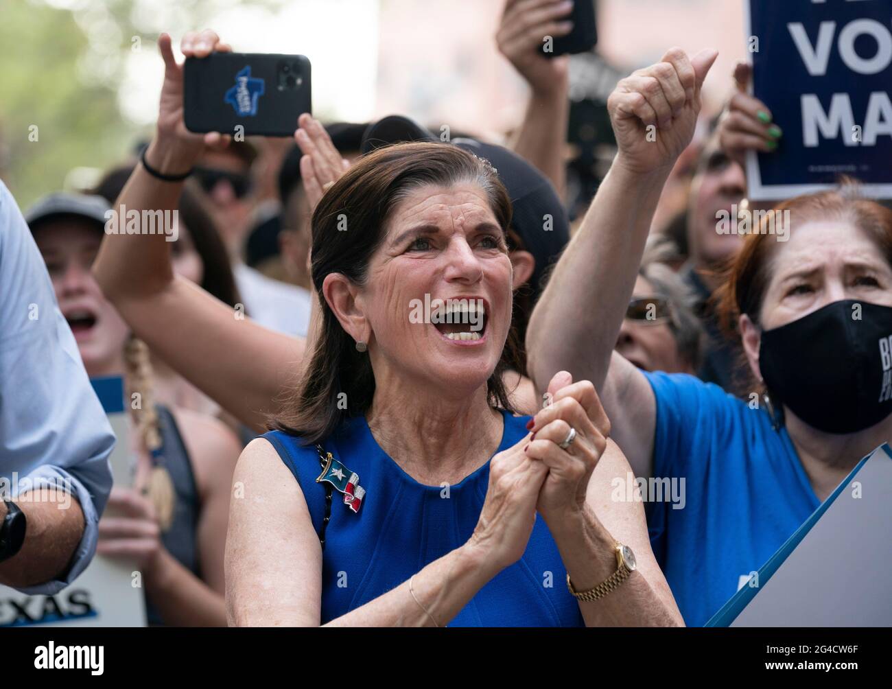 Austin, Texas, USA. Juni 2021. Fast eintausend texanische Demokraten, darunter auch die LUCI BAINES JOHNSON-Kundgebung vor dem State Capitol, die Wahlrechtsentwürfe unterstützt, die im Kongress ins Stocken geraten sind und die republikanischen Bemühungen anprangern, die Wählerregistrierung und den Zugang zu den Umfragen zu verhindern. Johnsons Vater, Lyndon Baines Johnson (LBJ), unterzeichnete den Stimmrechtsakt 1965, als er US-Präsident war. Kredit: Bob Daemmrich/Alamy Live Nachrichten Stockfoto