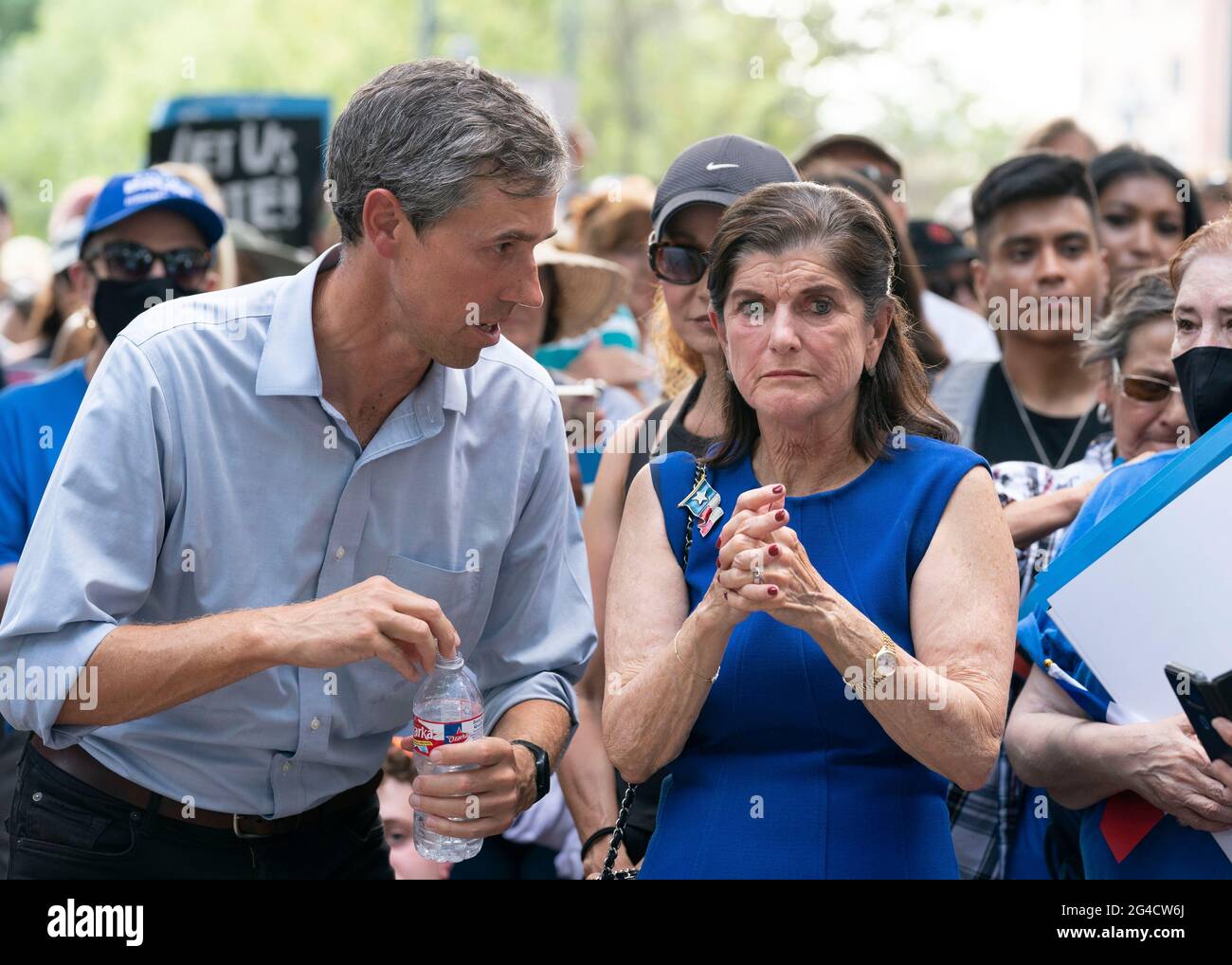 Austin, Texas, USA. Juni 2021. Fast eintausend texanische Demokraten, darunter BETO O'ROUKE (l) und LUCI BAINES JOHNSON, versammelten sich vor dem State Capitol, um die im Kongress festgefahrenen Wahlrechtsentwürfe zu unterstützen und die republikanischen Bemühungen zu vereiteln, die Wählerregistrierung und den Zugang zu den Umfragen zu vereiteln. Johnsons Vater, Lyndon Baines Johnson, unterzeichnete 1965 den Stimmrechtsakt. Kredit: Bob Daemmrich/Alamy Live Nachrichten Stockfoto