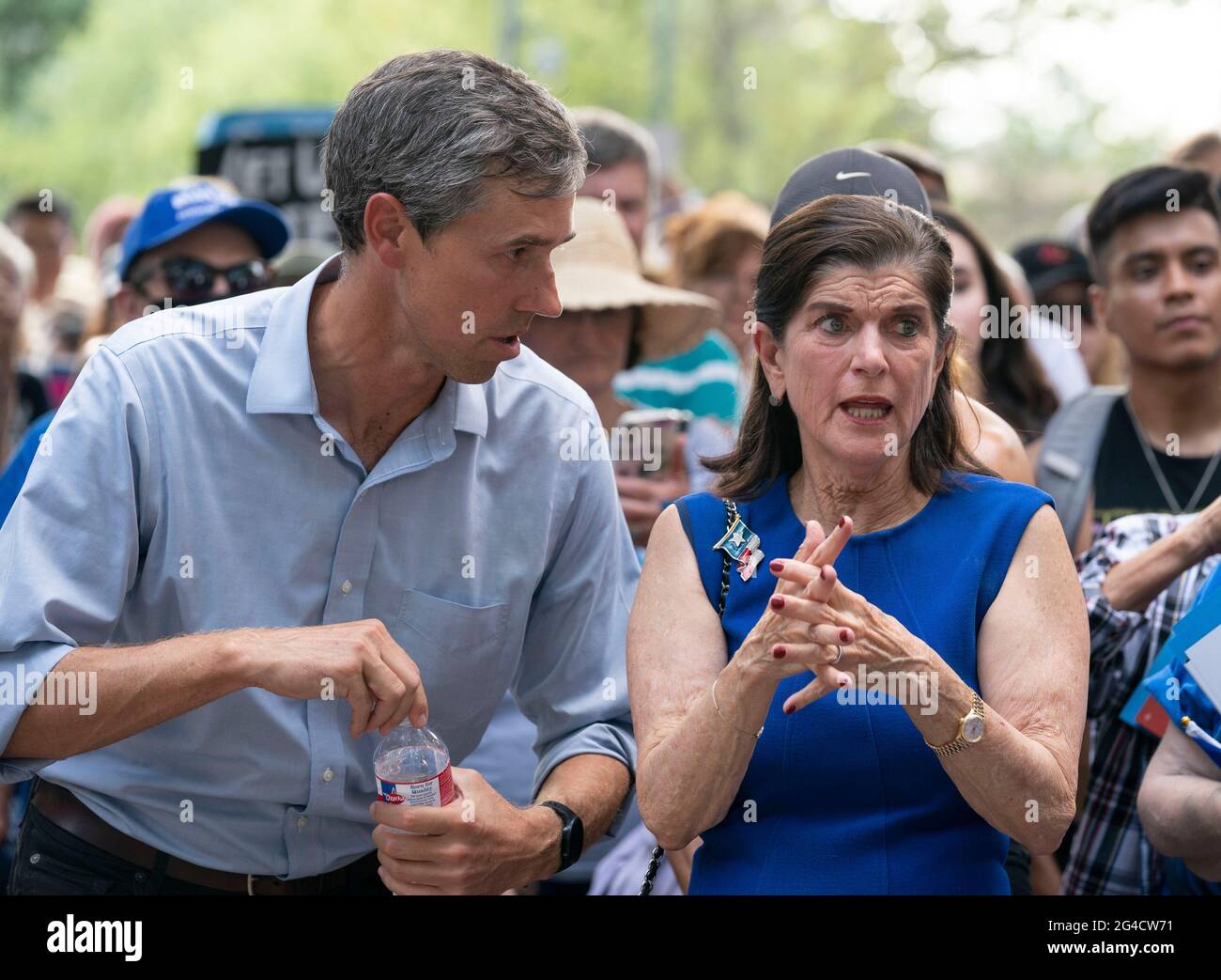Austin, Texas, USA. Juni 2021. Fast eintausend texanische Demokraten, darunter BETO O'ROUKE (l) und LUCI BAINES JOHNSON, versammelten sich vor dem State Capitol, um die im Kongress festgefahrenen Wahlrechtsentwürfe zu unterstützen und die republikanischen Bemühungen zu vereiteln, die Wählerregistrierung und den Zugang zu den Umfragen zu vereiteln. Johnsons Vater, Lyndon Baines Johnson, unterzeichnete 1965 den Stimmrechtsakt. Kredit: Bob Daemmrich/Alamy Live Nachrichten Stockfoto