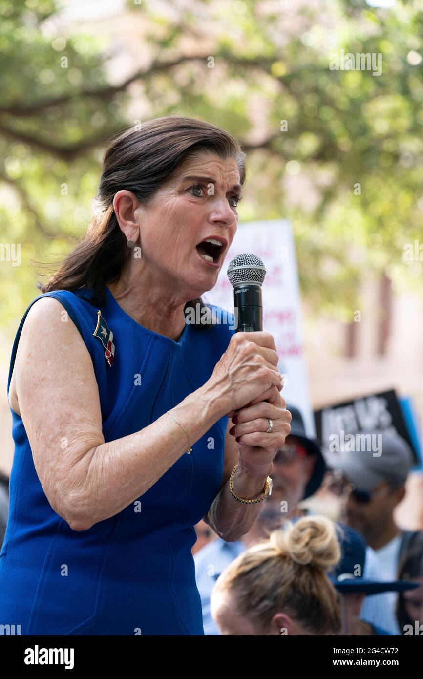 Austin, Texas, USA. Juni 2021. Fast eintausend texanische Demokraten, darunter auch die LUCI BAINES JOHNSON-Kundgebung vor dem State Capitol, die Wahlrechtsentwürfe unterstützt, die im Kongress ins Stocken geraten sind und die republikanischen Bemühungen anprangern, die Wählerregistrierung und den Zugang zu den Umfragen zu verhindern. Johnsons Vater, Lyndon Baines Johnson (LBJ), unterzeichnete den Stimmrechtsakt 1965, als er US-Präsident war. Kredit: Bob Daemmrich/Alamy Live Nachrichten Stockfoto