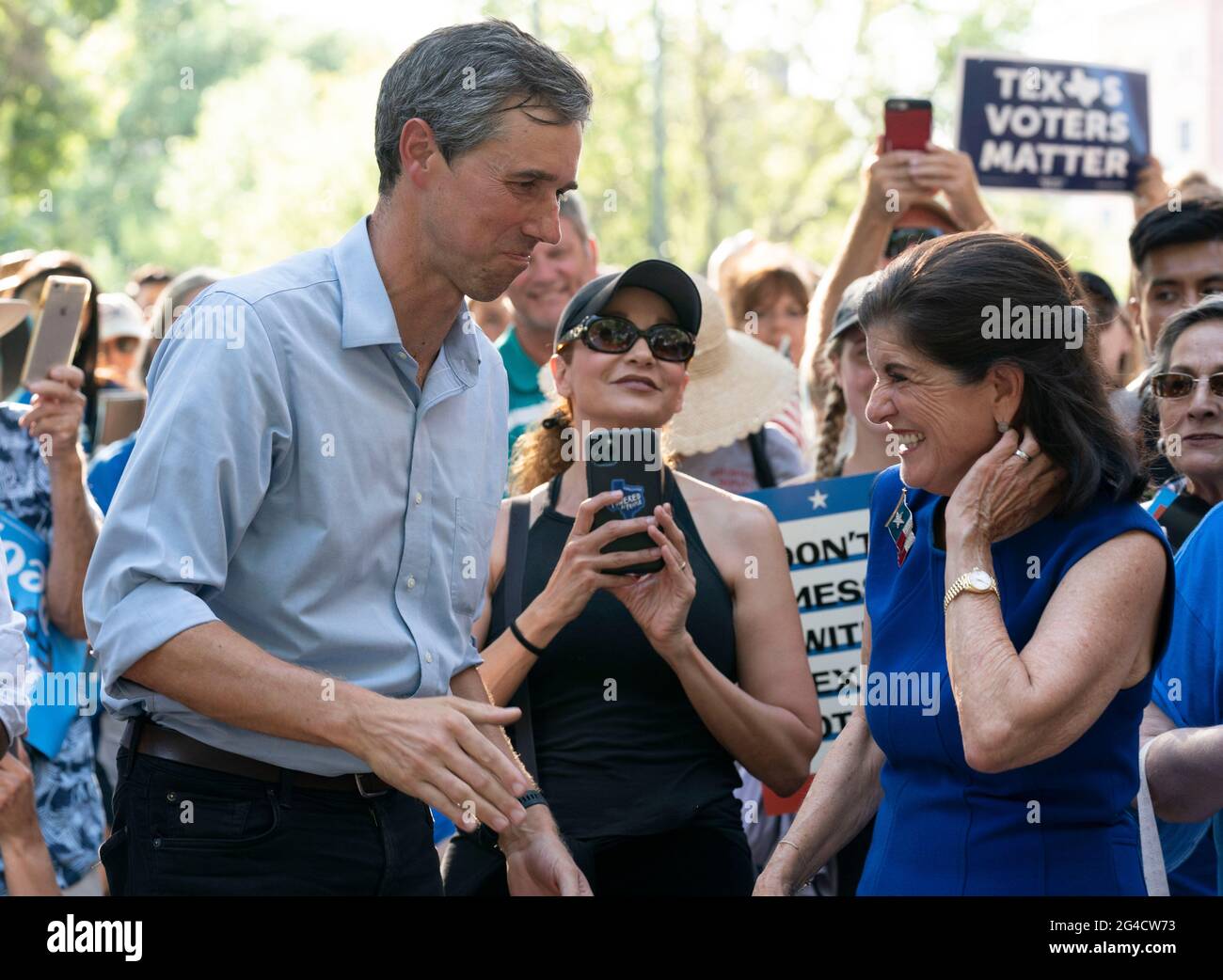 Austin, Texas, USA. Juni 2021. Fast eintausend texanische Demokraten, darunter BETO O'ROUKE (l) und LUCI BAINES JOHNSON, versammelten sich vor dem State Capitol, um die im Kongress festgefahrenen Wahlrechtsentwürfe zu unterstützen und die republikanischen Bemühungen zu vereiteln, die Wählerregistrierung und den Zugang zu den Umfragen zu vereiteln. Johnsons Vater, Lyndon Baines Johnson, unterzeichnete 1965 den Stimmrechtsakt. Kredit: Bob Daemmrich/Alamy Live Nachrichten Stockfoto