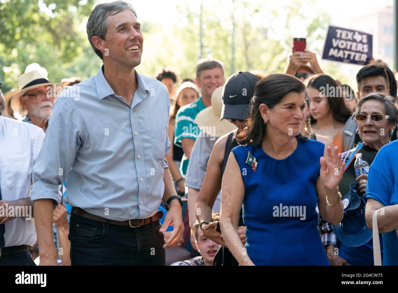 Austin, Texas, USA. Juni 2021. Fast eintausend texanische Demokraten, darunter BETO O'ROUKE (l) und LUCI BAINES JOHNSON, versammelten sich vor dem State Capitol, um die im Kongress festgefahrenen Wahlrechtsentwürfe zu unterstützen und die republikanischen Bemühungen zu vereiteln, die Wählerregistrierung und den Zugang zu den Umfragen zu vereiteln. Johnsons Vater, Lyndon Baines Johnson, unterzeichnete 1965 den Stimmrechtsakt. Kredit: Bob Daemmrich/Alamy Live Nachrichten Stockfoto