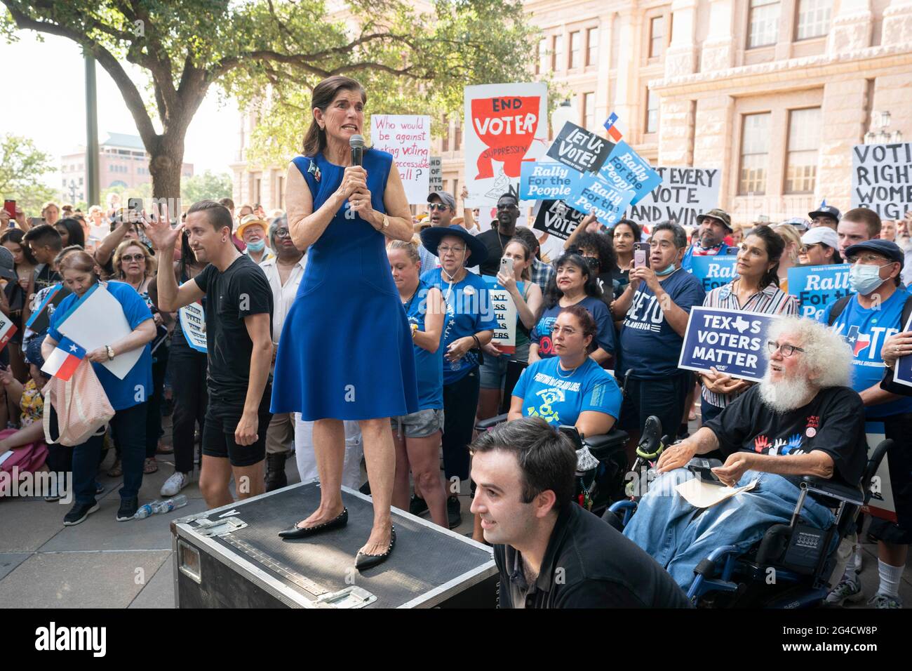 Austin, Texas, USA. Juni 2021. LUCI BAINES JOHNSON, Tochter des ehemaligen Präsidenten Lyndon Johnson, spricht im State Capitol vor Hunderten von Demokraten in Texas und unterstützt die im Kongress ins Stocken geratenen Wahlrechtsentwürfe und prangerte die republikanischen Bemühungen an, die Wählerregistrierung und den Zugang zu den Umfragen zu verhindern. Kredit: Bob Daemmrich/Alamy Live Nachrichten Stockfoto