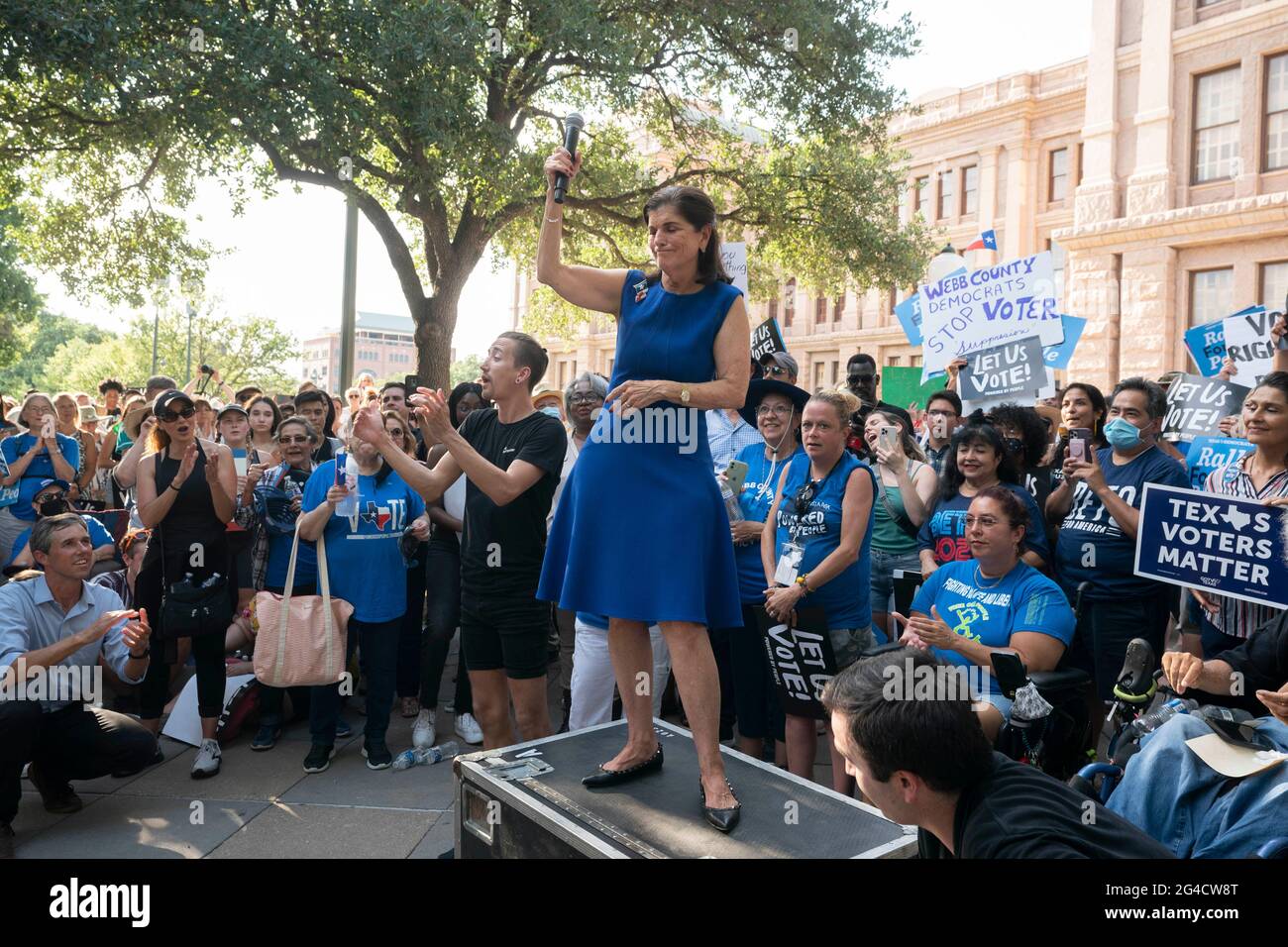 Austin, Texas, USA. Juni 2021. LUCI BAINES JOHNSON, Tochter des ehemaligen Präsidenten Lyndon Johnson, spricht im State Capitol vor Hunderten von Demokraten in Texas und unterstützt die im Kongress ins Stocken geratenen Wahlrechtsentwürfe und prangerte die republikanischen Bemühungen an, die Wählerregistrierung und den Zugang zu den Umfragen zu verhindern. Kredit: Bob Daemmrich/Alamy Live Nachrichten Stockfoto