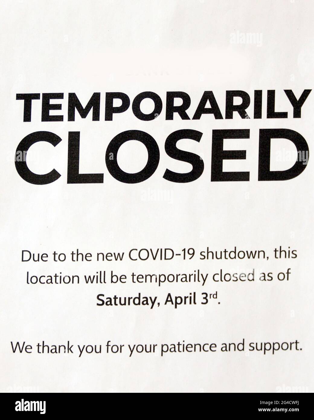 Unterzeichnung der Erklärung, dass das Geschäft aufgrund einer Covid-19-Pandemie geschlossen wurde Stockfoto