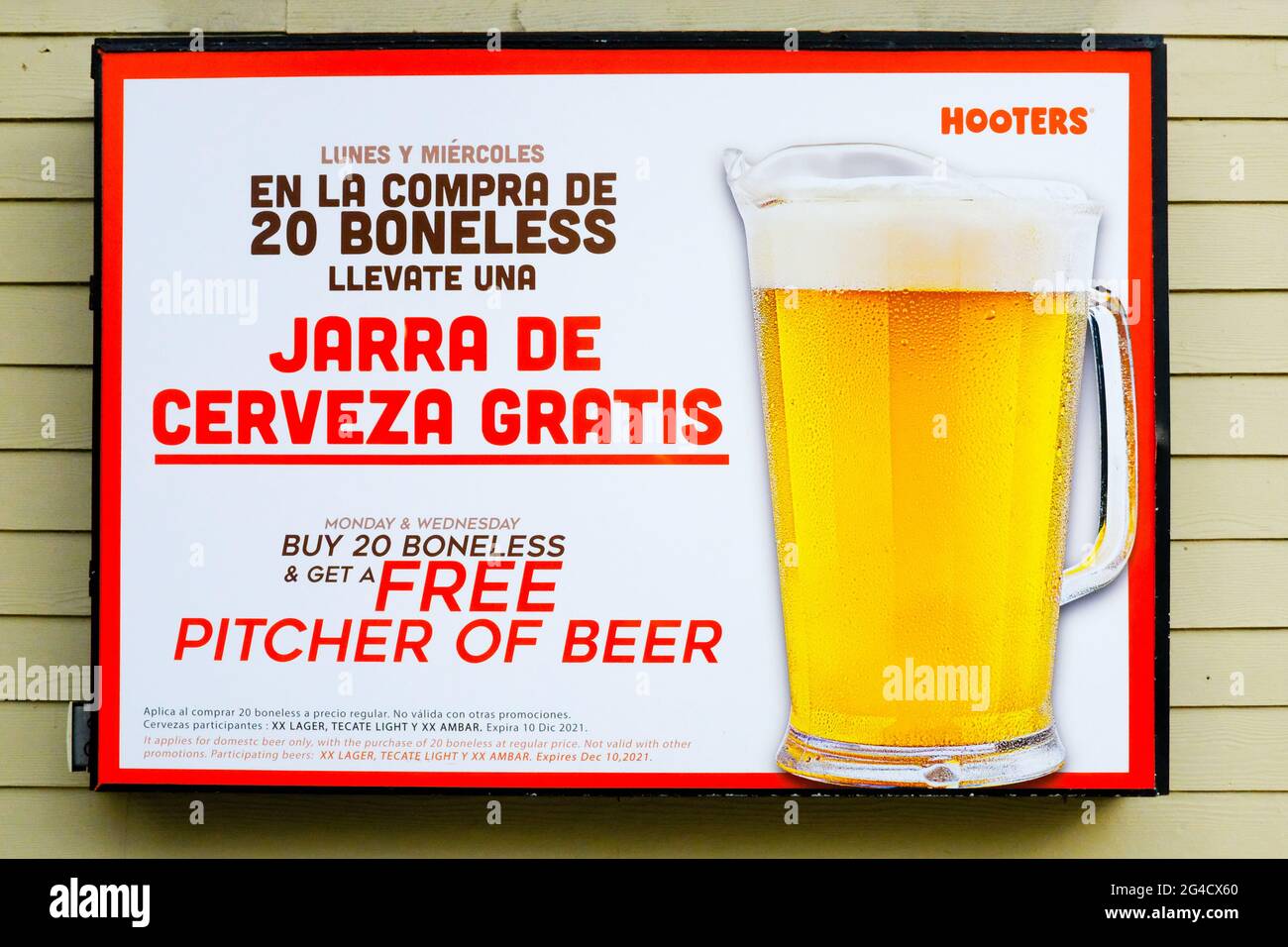 Hooters Werbung in Cancun Mexiko auf Englisch und Spanisch Stockfoto