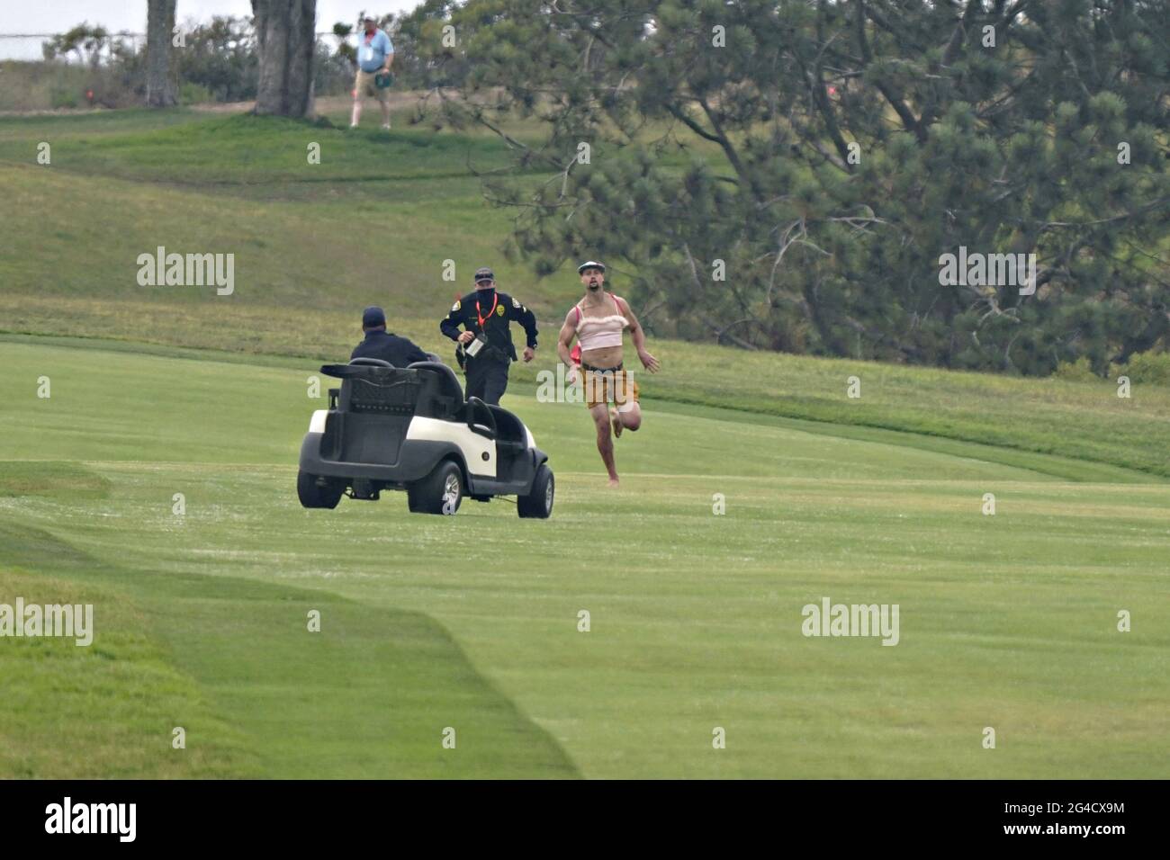 San Diego, Usa. Juni 2021. Die Polizei von San Diego verfolgt einen Mann in  Kostüm, der während der 121. US Open Championship am Torrey Pines Golf  Course in San Diego, Kalifornien, am