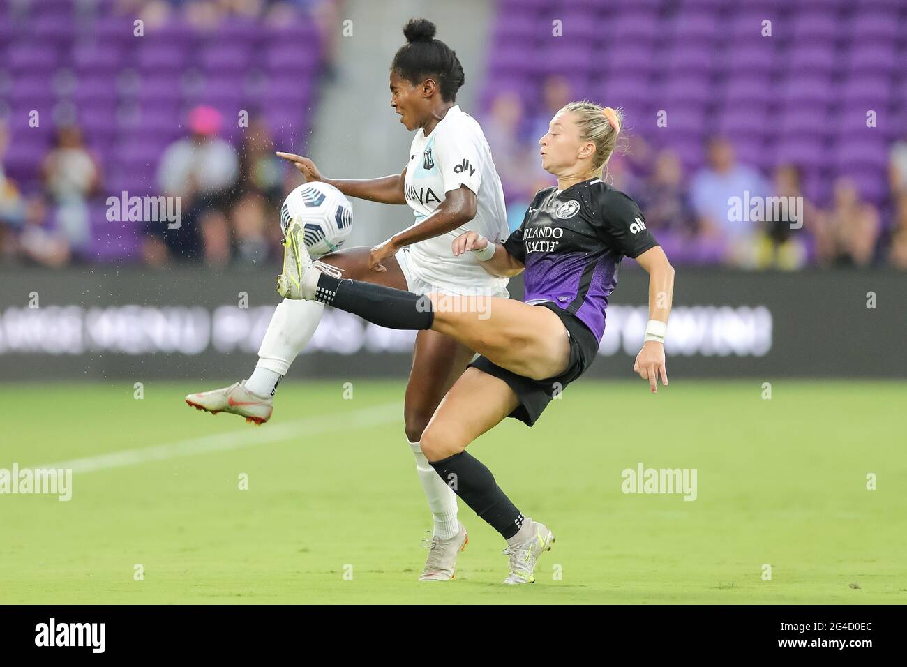 20. Juni 2021: Orlando Pride-Verteidiger COURTNEY PETERSEN (17) tritt beim NWSL-Fußballspiel Orlando Pride gegen NJ/NY Gotham FC am 20. Juni 2021 im Exploria Stadium in Orlando, FL, um den Ball an. Quelle: Cory Knowlton/ZUMA Wire/Alamy Live News Stockfoto