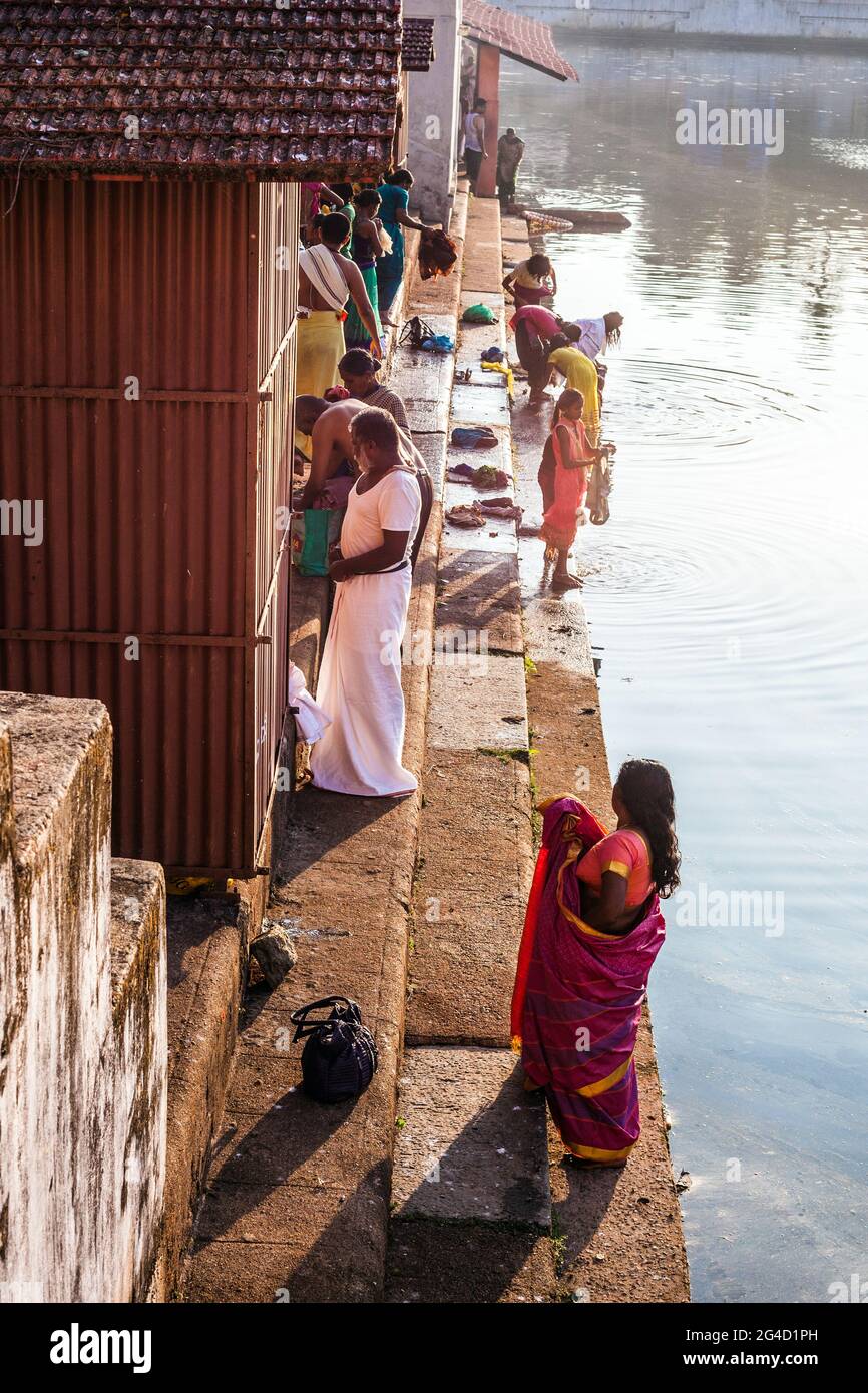 Indische Anbeter, die ihre täglichen Waschungen im spirituellen, heiligen Koti Tirtha Wasserbehälter in Gokarna, Karnataka, Indien, verübten Stockfoto