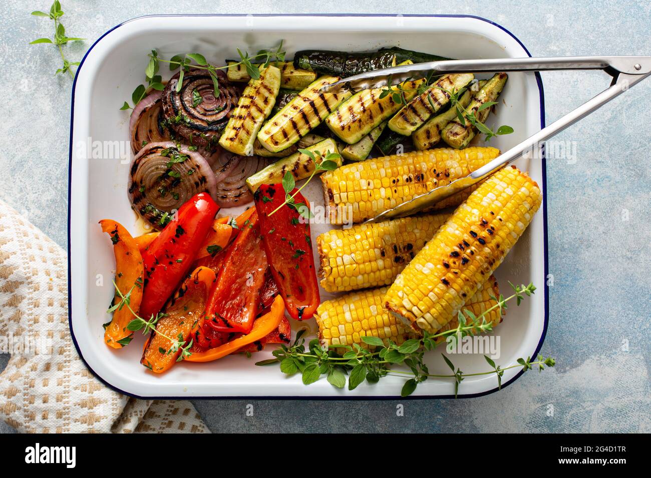 Gegrilltes Sommergemüse auf einem Tablett, gerade gekocht und fertig zum Essen Stockfoto