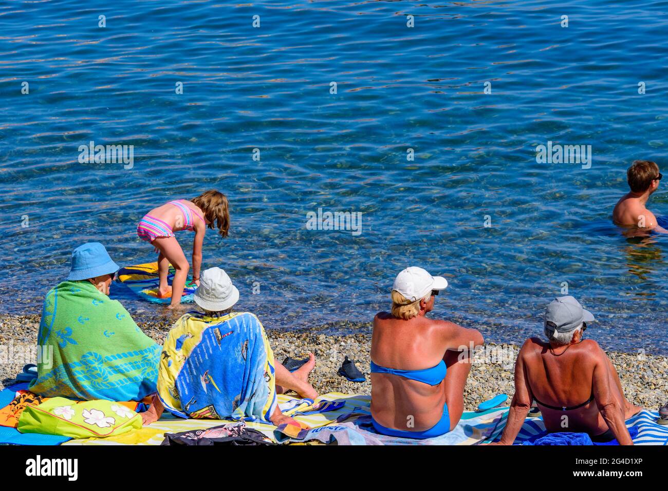 Menschen, die sich im Sommer am Strand in Collioure, Frankreich, Vergnügen Stockfoto