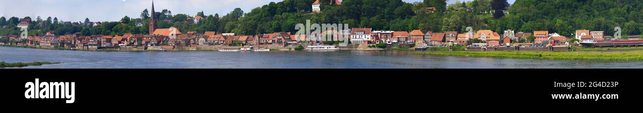 Verbundpanorama der Altstadt an den Ufern der Elbe, Lauenburg, Deutschland, 7. Juni 2021 Stockfoto
