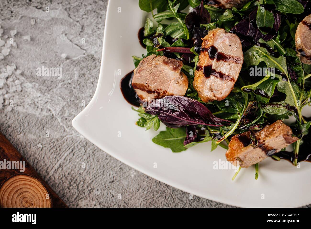 Frischer Hähnchensalat mit Gemüse und Sauce Stockfoto