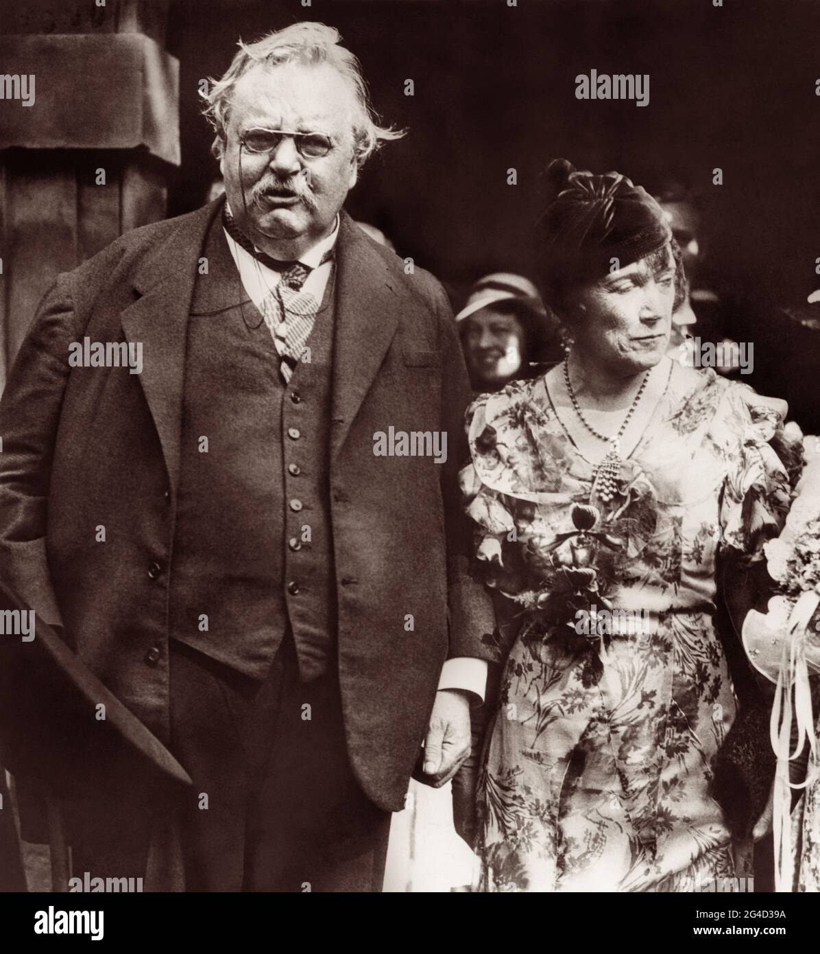 G.K. Chesterton und die Frau seines Bruders Cecil, Ada, nach der Hochzeitszeremonie von Adas Sekretärin, Miss E. Gordon Dunham, an G.H.N. Phillipps in London, England, 4. September 1933. Stockfoto