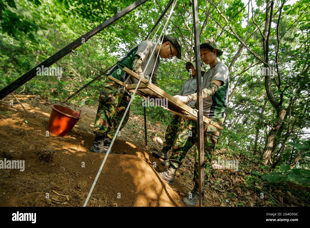 21. Juni 2021-Pocheon, Südkorea-in Diese Fotos wurden am 14. Juni 2013 aufgenommen. A zeigt die Überreste eines Soldaten, der während des Koreakrieges von 1950-53 getötet wurde, und seine Besitztümer, die die Agentur für KIA-Rückgewinnung und -Identifizierung in dem Berg in der Provinz Gyeonggi im Nordwesten Südkoreas ausgegraben hat. Das Projekt ist eine heilige Initiative der südkoreanischen Regierung, um unserer Verantwortung gerecht zu werden, die Überreste von 123,000 Kriegshelden wiederzuerlangen, die ihr Leben geopfert haben, um den Frieden und die Freiheit Südkoreas während des Koreakrieges zu schützen, deren Leichen aber nicht geborgen und begraben wurden un Stockfoto