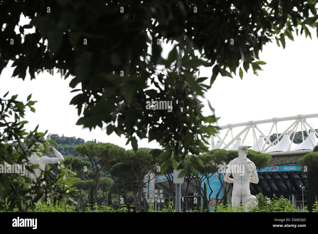 Rom, Italien, 20. Juni 2021. Das Dach des Olympiastadions ist mit Statuen im Marmorstadion im Vordergrund vor dem Spiel der UEFA Euro 2020 im Stadio Olimpico, Rom, zu sehen. Bildnachweis sollte lauten: Jonathan Moscrop / Sportimage Stockfoto