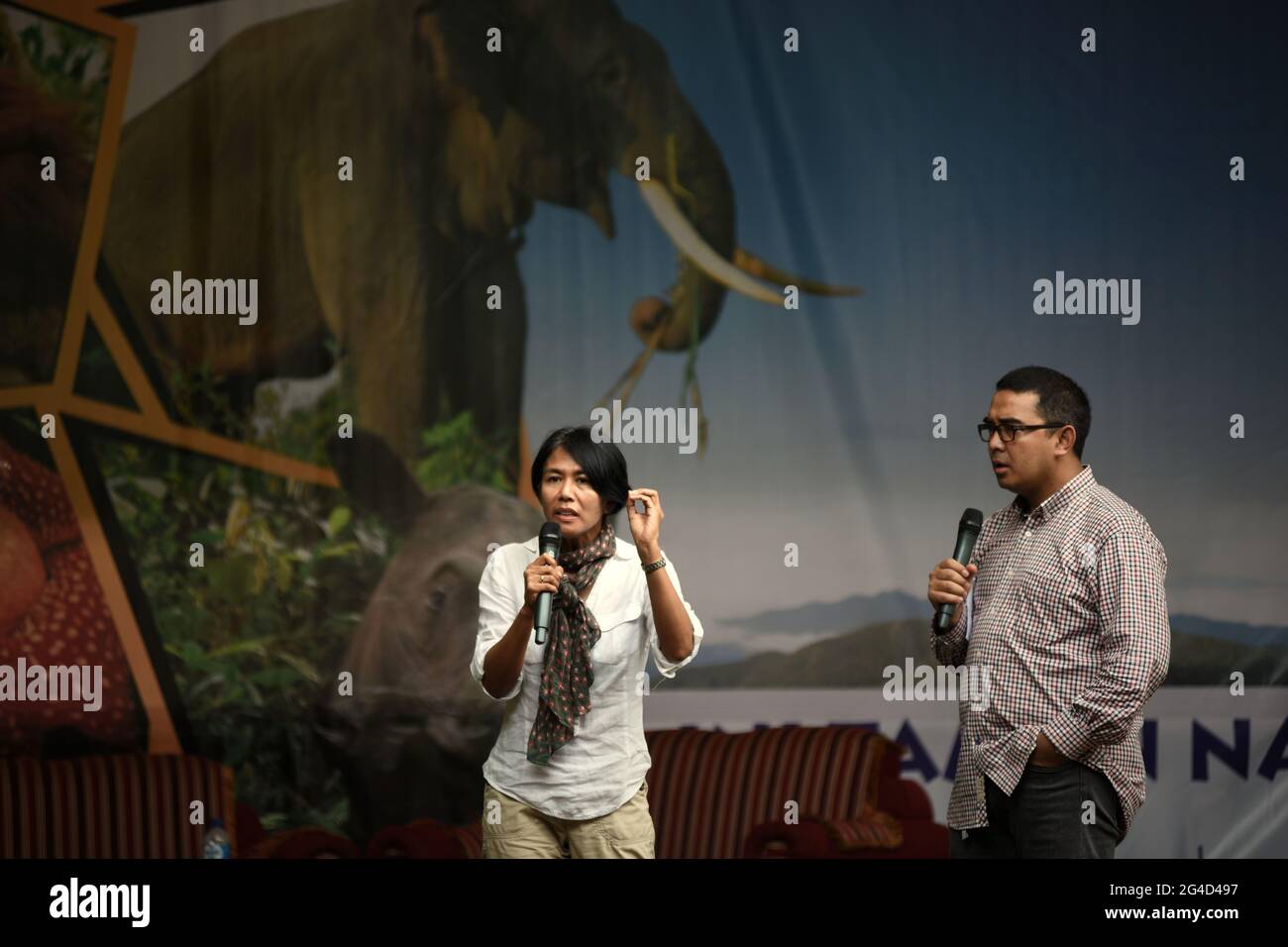 Desi Anwar und Muhammad Farhan, die indonesische Nachrichtenmoderatoren sendeten, hielten während einer Veranstaltung des indonesischen Forstministeriums im Way Kambas National Park, Lampung, Indonesien, eine Talkshow über Nationalpark und Naturschutz auf der Bühne ab. Stockfoto