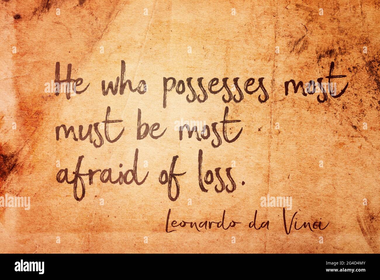 Wer am meisten besitzt, muss vor Verlust am meisten Angst haben - der alte italienische Künstler Leonardo da Vinci Zitat gedruckt auf Vintage-Grunge-Papier Stockfoto
