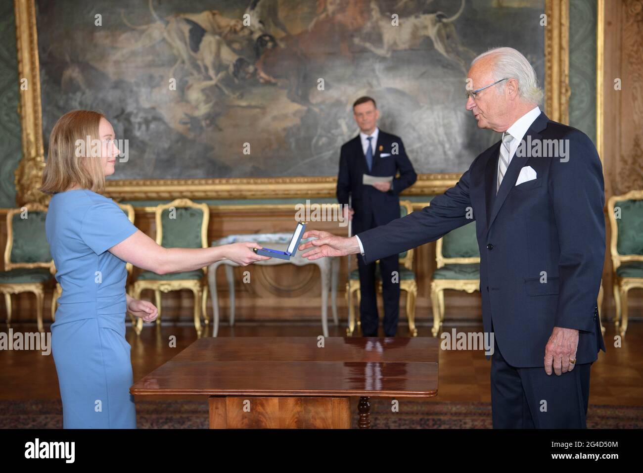 König Carl XVI Gustaf überreicht am 18. Juni 2021 im Königspalast in Stockholm, Schweden, die Medaille des Königs für Verdienste im Sport an die schwedische Sportlerin Jennie Wahlin, Curling. Von links nach rechts: Jennie Wahlin, Jesper Nelin, Queen Silvia, King Carl Gustaf, Fredrik Lindstrom och Peppe Femling. Foto: Henrik Montgomery / TT Code: 10060 Stockfoto