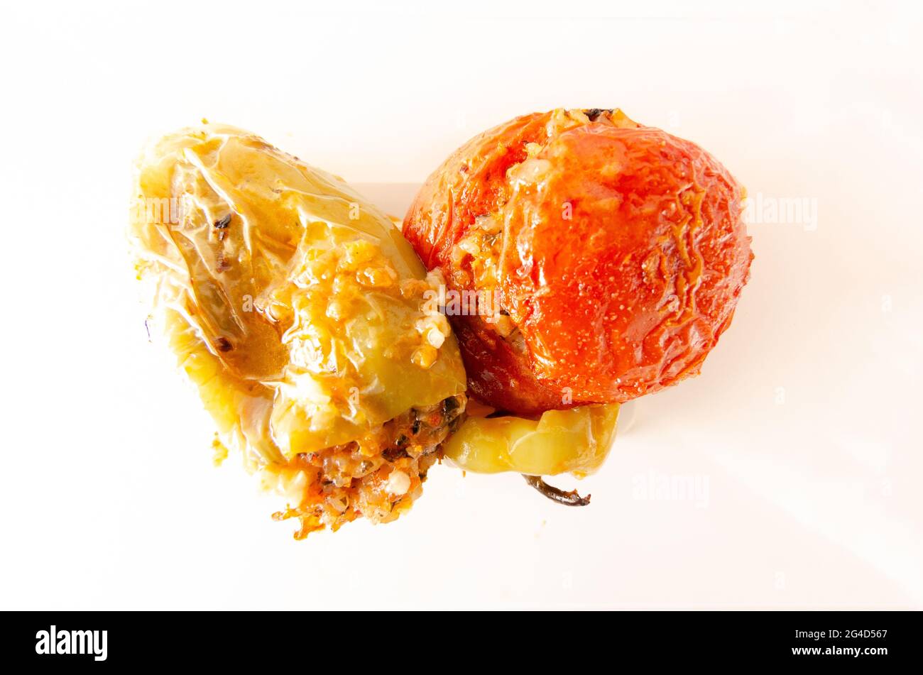 Nahaufnahme von Fleisch gefüllten Pfeffer und Tomaten isoliert auf weißem Hintergrund Stockfoto