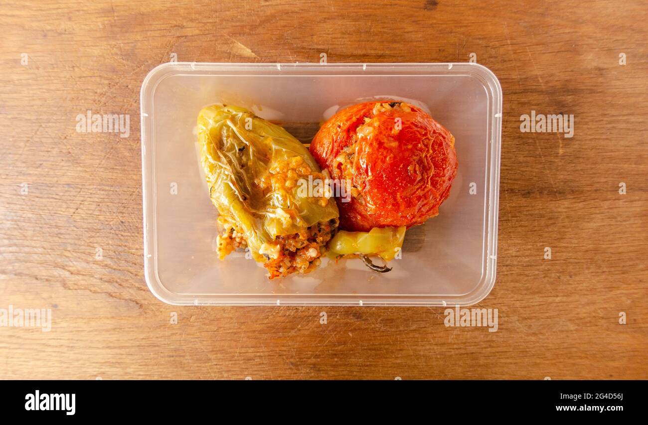 Nahaufnahme von Fleisch gefüllten Paprika und Tomaten auf einem Plastikdeckel Stockfoto