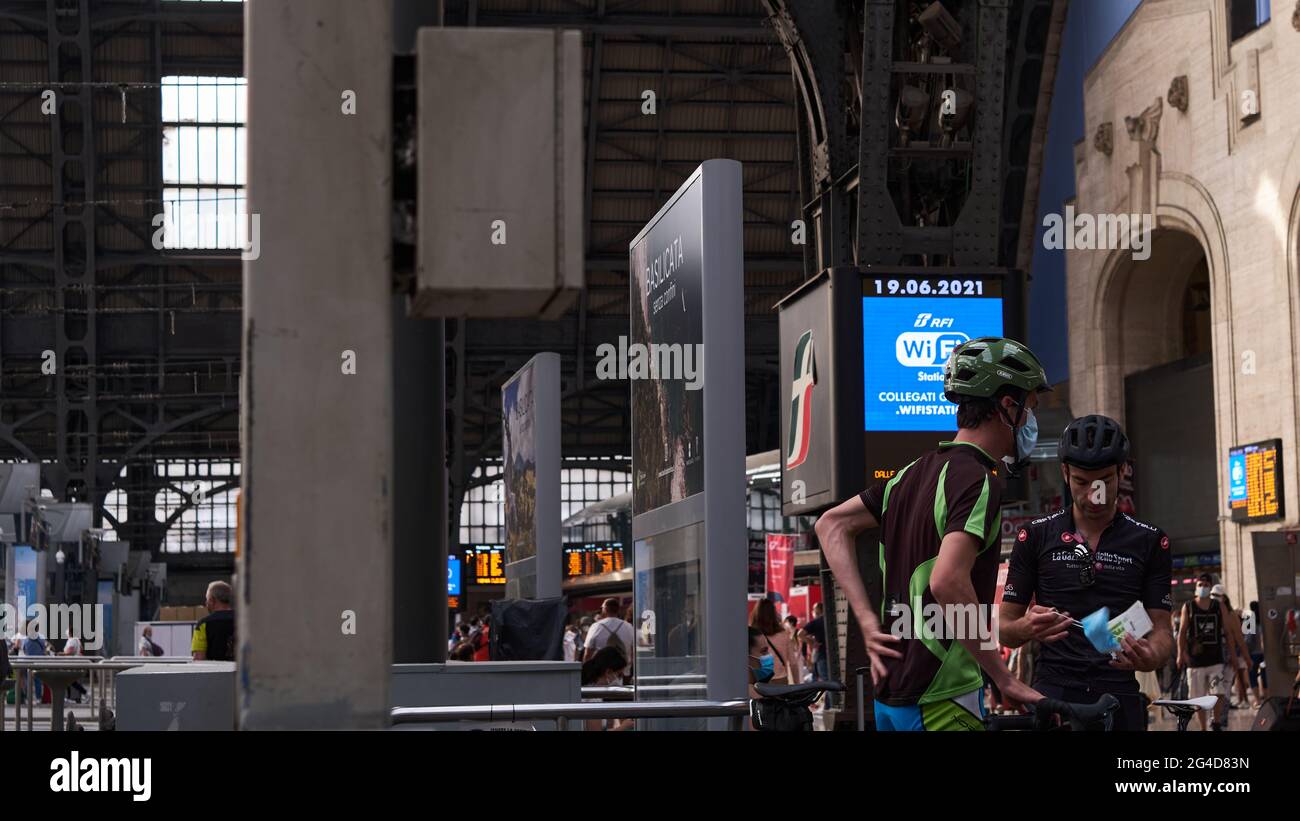 MAILAND - STAZIONE CENTRALE - ITALIEN - 19. JUNI 2021: Am Hauptbahnhof warten Radfahrer auf den Zug. Stockfoto