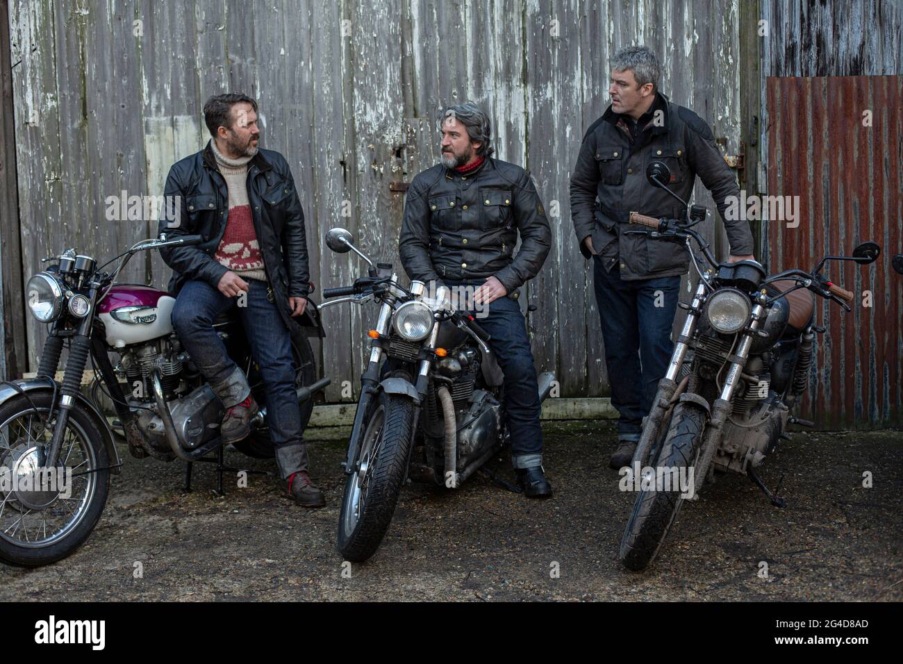 Gruppe von Motorradfahrern mit einer kurzen Pause.Gruppe von Fahrern posiert mit ihren Motorrädern. Stockfoto