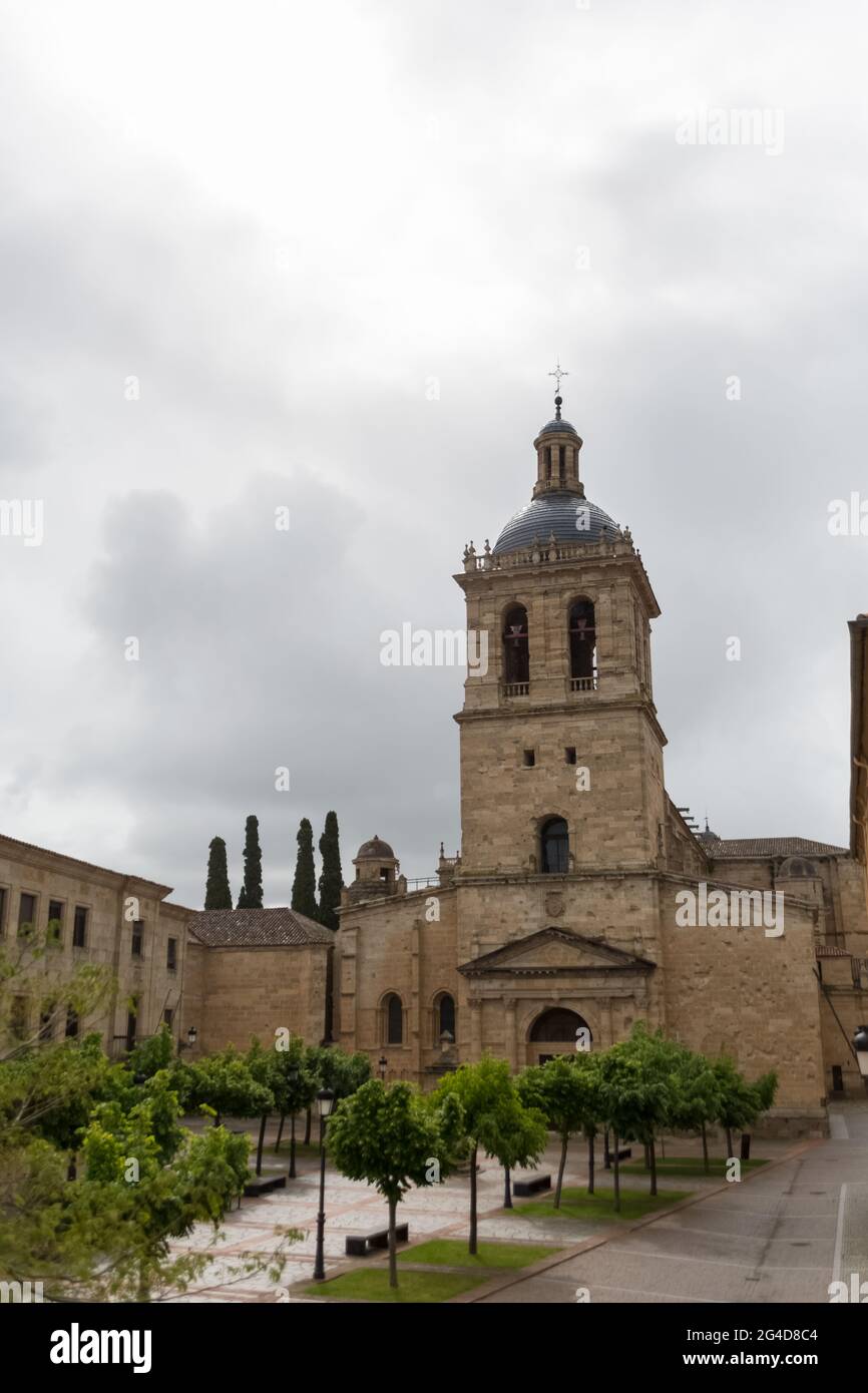 Cuidad Rodrigo / Spanien - 05 13 2021: Majestätische Frontansicht des ikonischen gebäudes der spanischen Romanik an der Kathedrale Santa María de Ciudad Stockfoto