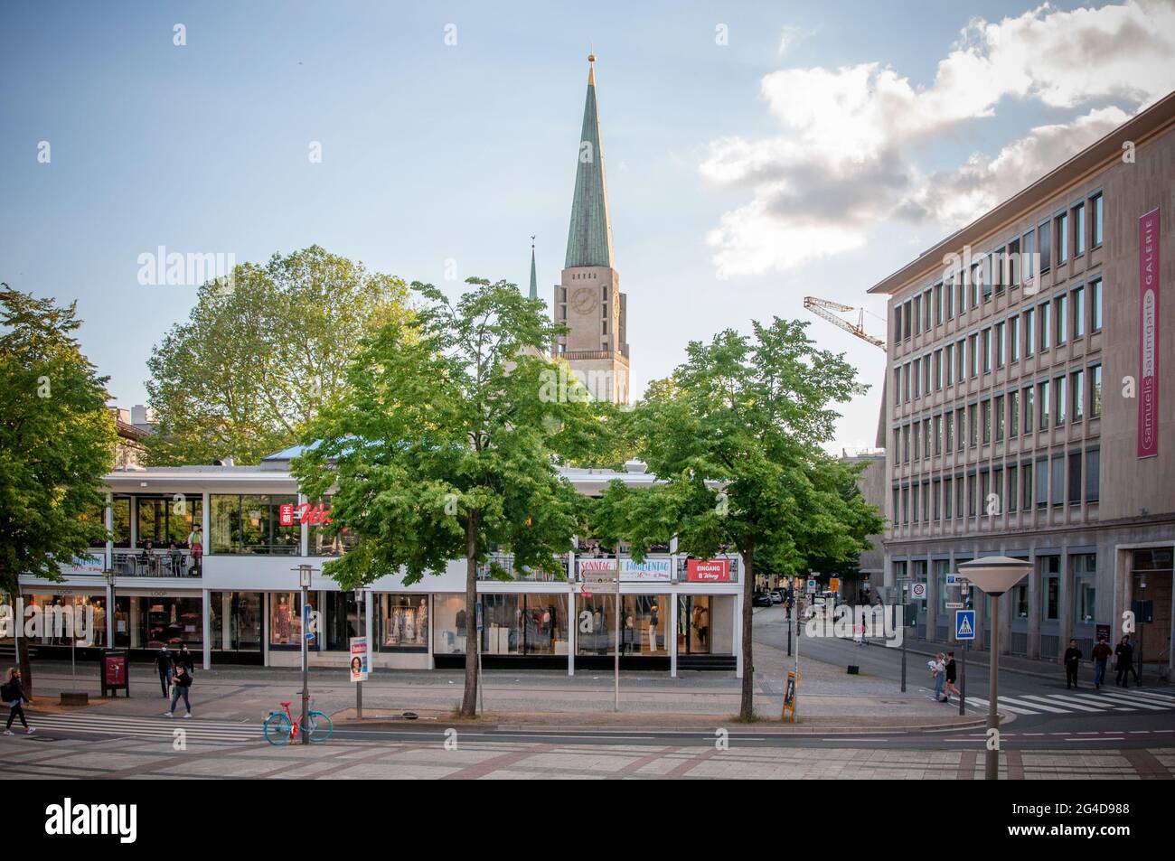 BIELEFELD, DEUTSCHLAND. 12. JUNI 2021. Schöne Aussicht auf kleine deutsche Stadt mit typischer Architektur. Restaurants auf der Straße. Stockfoto