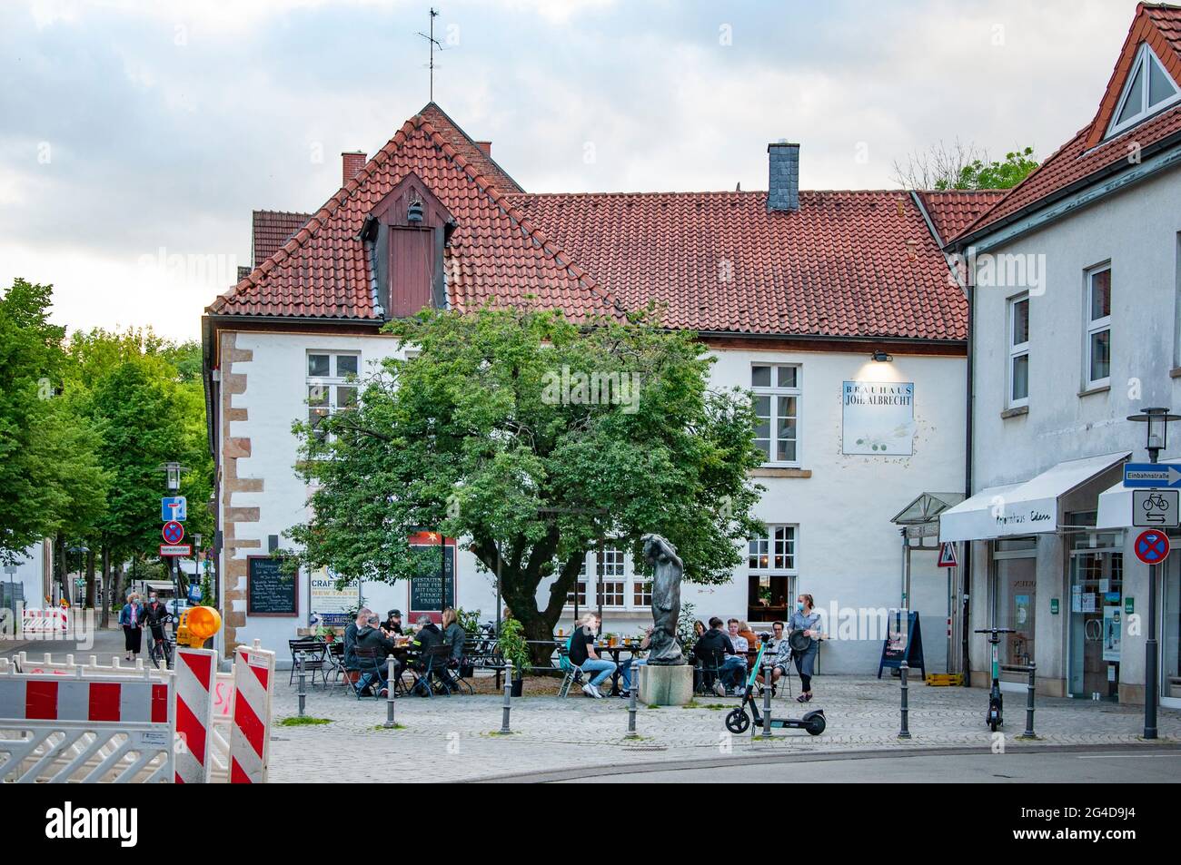 BIELEFELD, DEUTSCHLAND. 12. JUNI 2021. Brauerei Joh Albrecht. Schöne Aussicht auf kleine deutsche Stadt mit typischer Architektur. Stockfoto