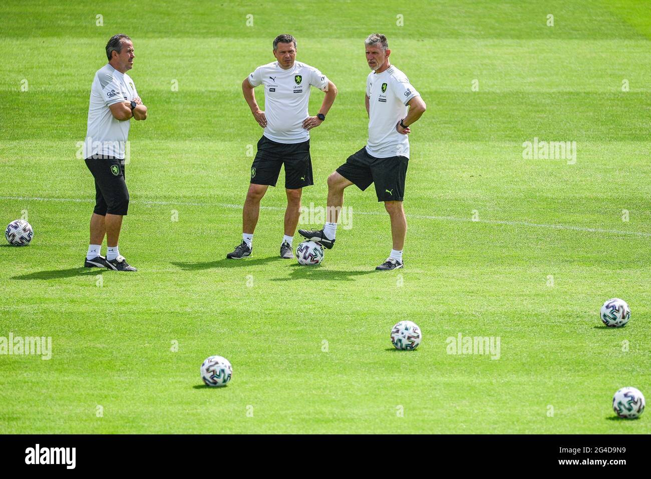 Prag, Tschechische Republik. Juni 2021. R-L-Cheftrainer Jaroslav Silhavy, Manager Libor Sionko und Assistenztrainer Tomas Galasek nehmen am 20. Juni 2021 im Rahmen der UEFA-Fußball-Europameisterschaft 2020 in Prag, Tschechien, an einer Trainingseinheit der tschechischen Nationalmannschaft Teil, bevor sie das Spiel der Gruppe D gegen England antreten. Quelle: Michal Kamaryt/CTK Photo/Alamy Live News Stockfoto