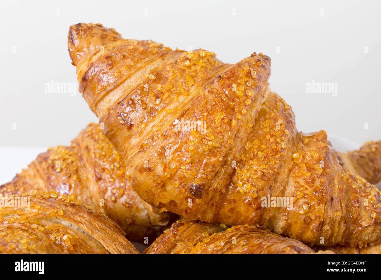 Leckere Croissants auf weißem Hintergrund. Französisches Essen. Nahaufnahme Stockfoto