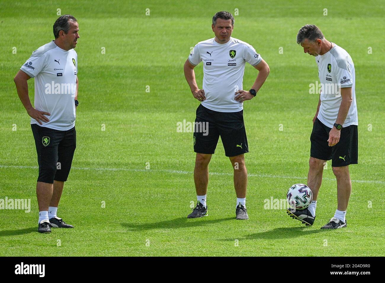 Prag, Tschechische Republik. Juni 2021. R-L-Cheftrainer Jaroslav Silhavy, Manager Libor Sionko und Assistenztrainer Tomas Galasek nehmen am 20. Juni 2021 im Rahmen der UEFA-Fußball-Europameisterschaft 2020 in Prag, Tschechien, an einer Trainingseinheit der tschechischen Nationalmannschaft Teil, bevor sie das Spiel der Gruppe D gegen England antreten. Quelle: Michal Kamaryt/CTK Photo/Alamy Live News Stockfoto
