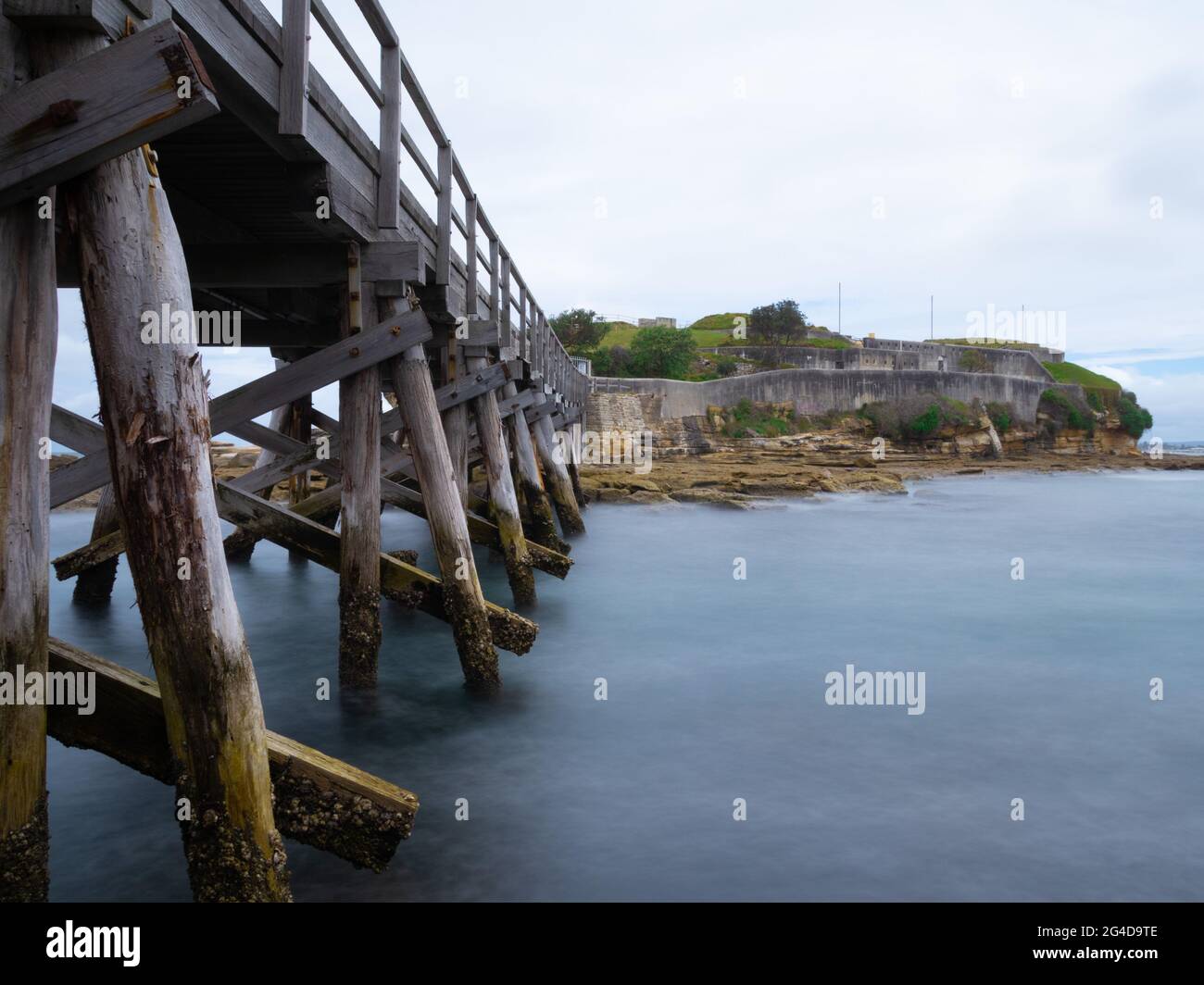 Unter einer hölzernen Brücke in La Perouse Sydney Australien an einem trüben, regnerischen Nachmittag Stockfoto