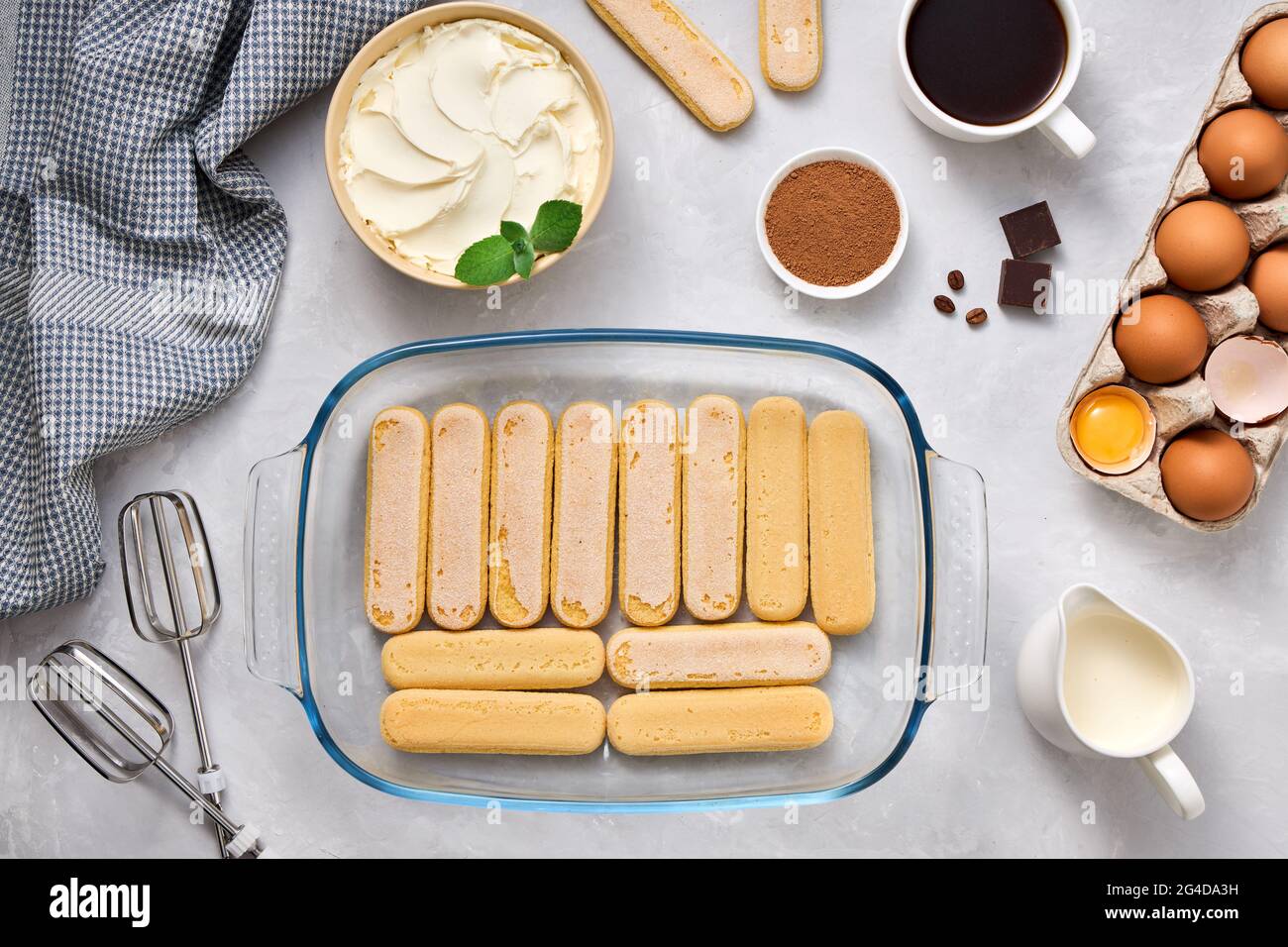 Produkt für die Zubereitung von Tiramisu Dessert. Draufsicht auf Zutaten auf hellem Hintergrund. Stockfoto