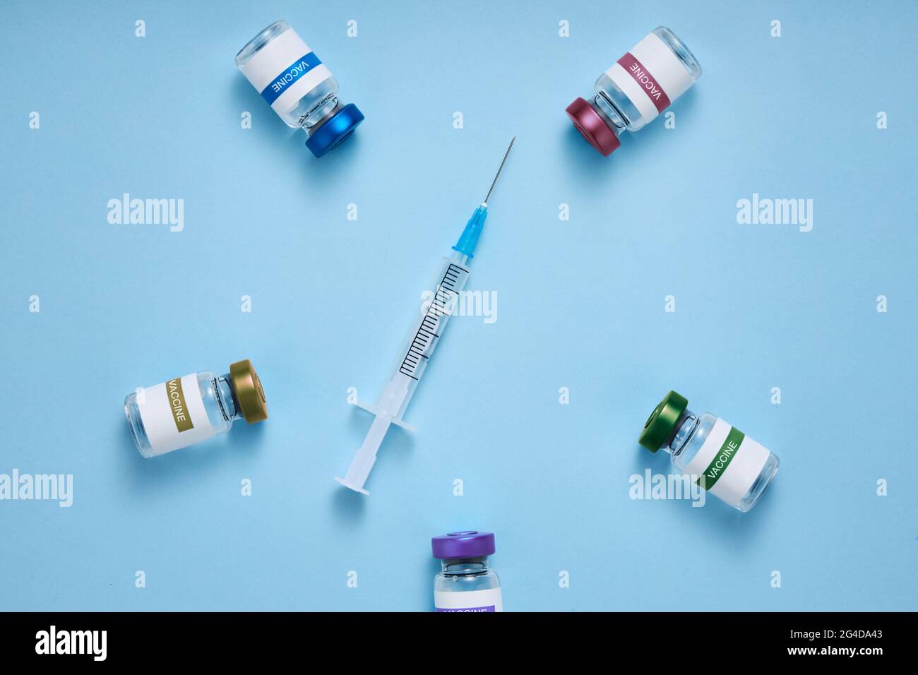 Bevölkerungsschutz medizinisches Konzept. Covid-19-Poster zur Impfung. Draufsicht. Stockfoto