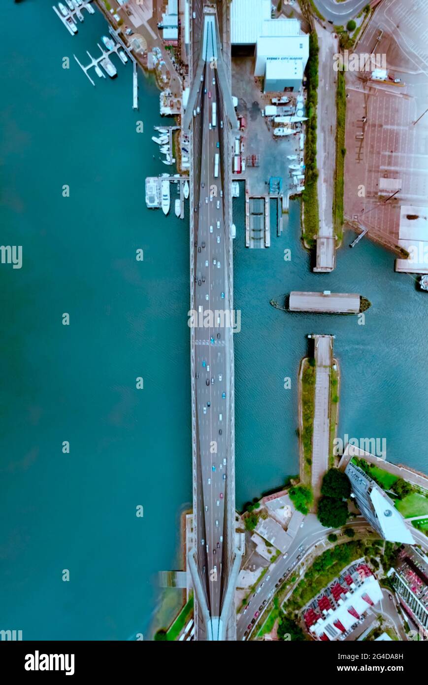 Panoramablick auf Sydney NSW Australia City Harbour Bridges an einem bewölkten Tag werden die Boote von Gebäuden mit wunderschönen Farben überragt Stockfoto