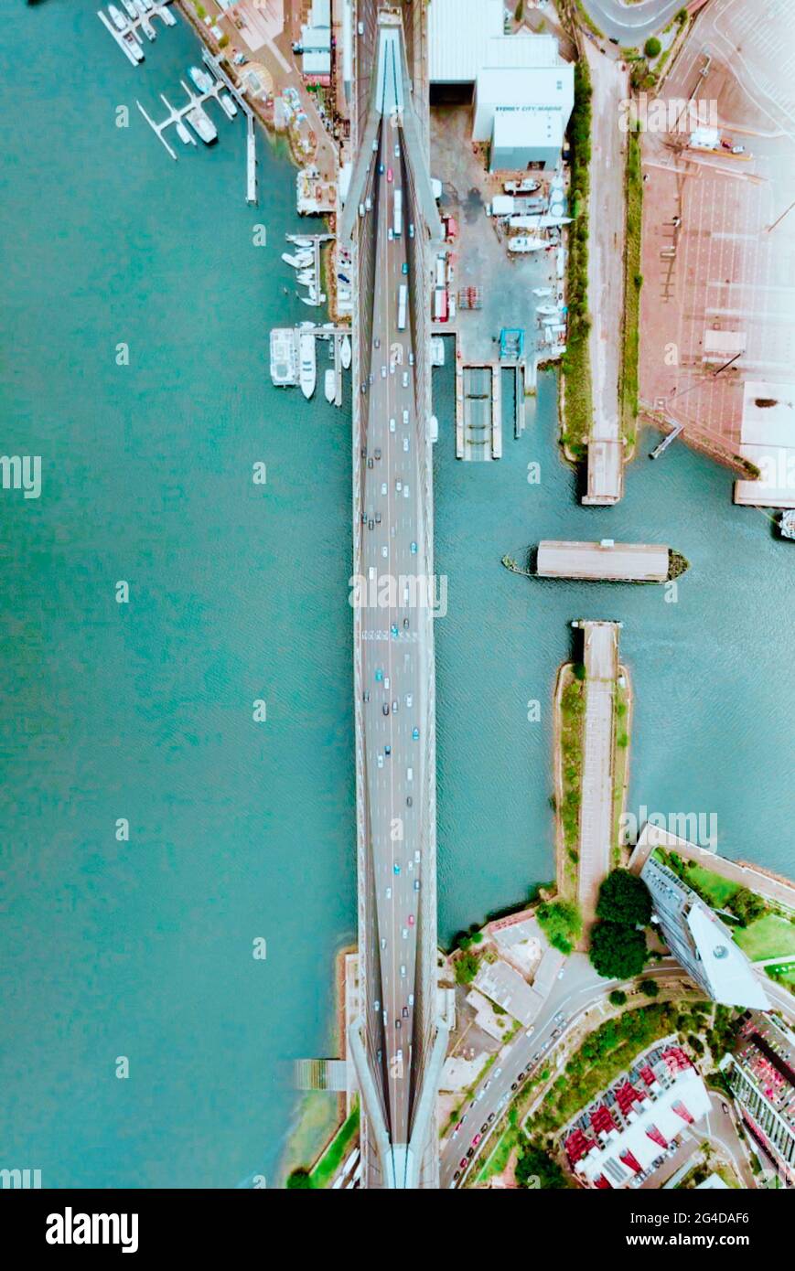 Panoramablick auf Sydney NSW Australia City Harbour Bridges an einem bewölkten Tag werden die Boote von Gebäuden mit wunderschönen Farben überragt Stockfoto