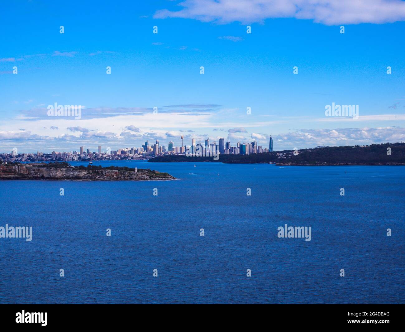 Panoramablick auf den Hafen von Sydney und die City CBD Skyline von NSW Australia. Sydney City Wohn- und Geschäftsbüros in Skyline. Blaues Wasser Stockfoto