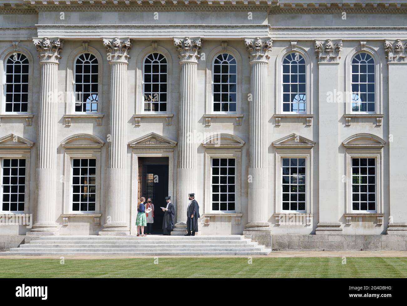 Mitarbeiter der Universität üben das Verfahren für die Vergabe von Abschlüssen an Studenten im Juni 2021 im Senate House, University of Cambridge, England. Stockfoto