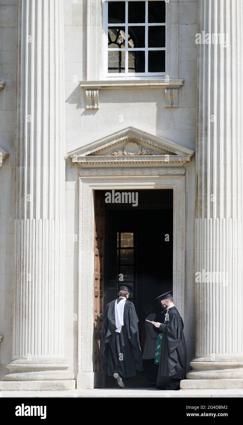 Mitarbeiter der Universität üben das Verfahren für die Vergabe von Abschlüssen an Studenten im Juni 2021 im Senate House, University of Cambridge, England. Stockfoto