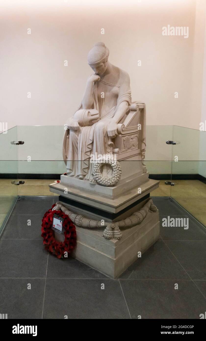 Post Office war Memorial, MetQuarter, Liverpool. Der Bildhauer ist George Herbert Tyson Smith. Sitzende weibliche Figur auf Griechisch Stockfoto