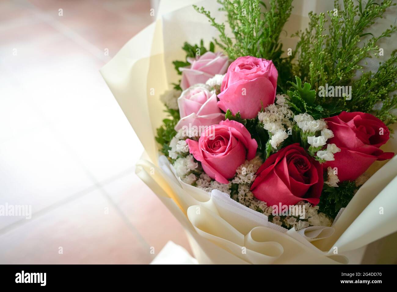 Bouquet von frischen roten und rosa Rosen. Speicherplatz kopieren. Stockfoto