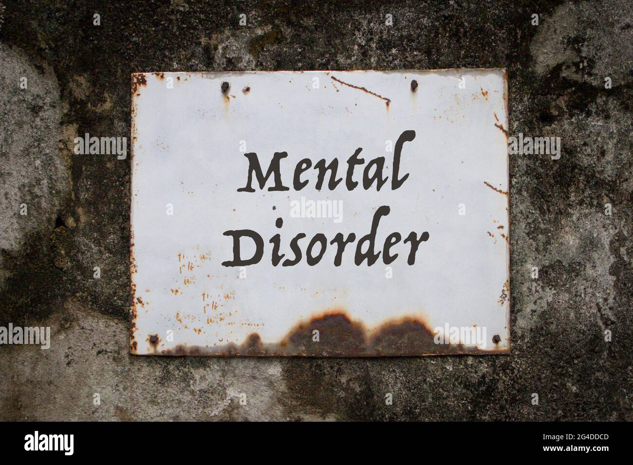 Psychische Störung, Worte auf einem grungen Metallbrett an der Wand. Stockfoto