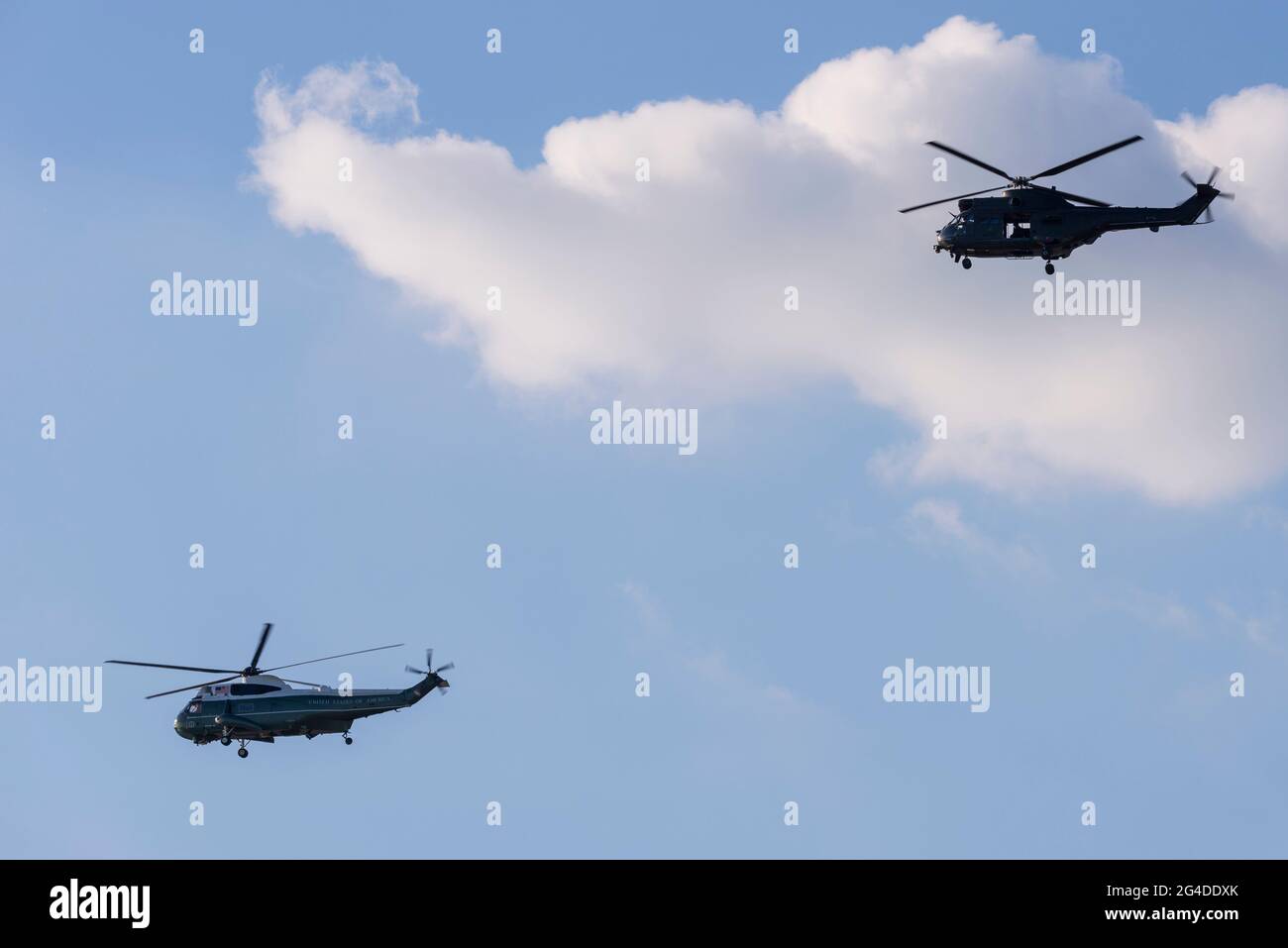 US-Präsident Joe Biden, der am Flughafen Heathrow im Sea King Hubschrauber-Rufzeichen Marine One ankommt, begleitet von der militärischen Sicherheitskräfte von RAF Puma. Stockfoto