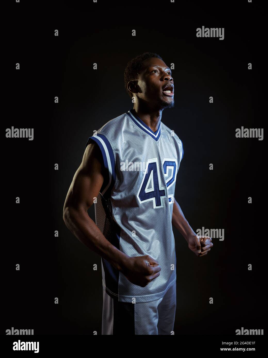 Aggressiver Basketballspieler posiert im Studio Stockfoto