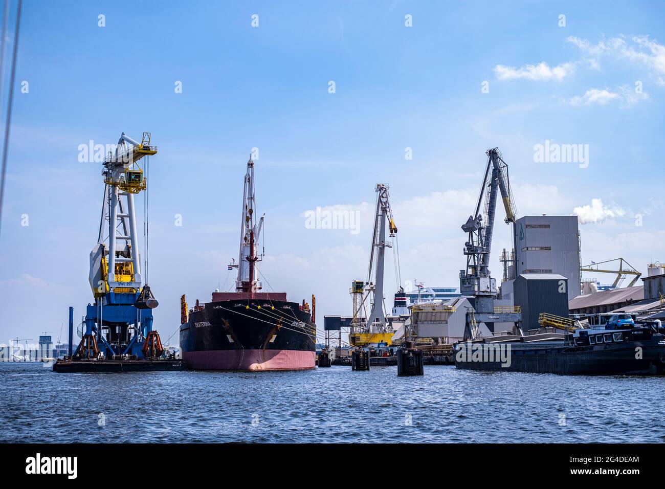 Globale Logistik in den Häfen von Amsterdam Stockfoto